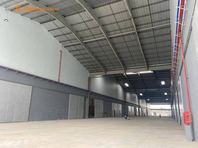 Venta/Alquiler bodega industrial 12.424m2 en complejo - Durá