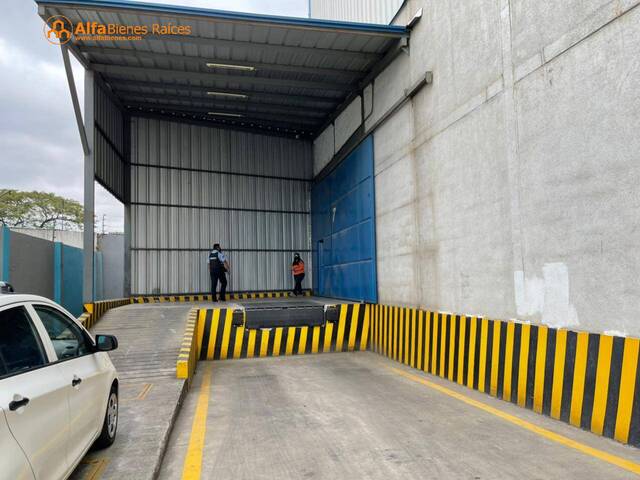 Alquiler bodega industrial 1400m2  Vía a Daule - Guayaquil