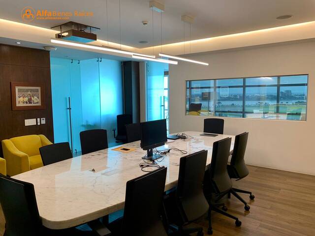 EN VENTA OFICINA AMOBLADA 105M2 -EDIF.SKY BUILDING- AV. DE L