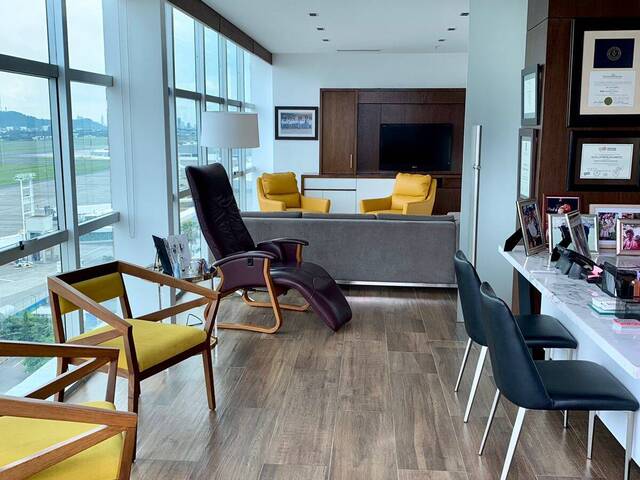 EN VENTA OFICINA AMOBLADA 105M2 -EDIF.SKY BUILDING- AV. DE L
