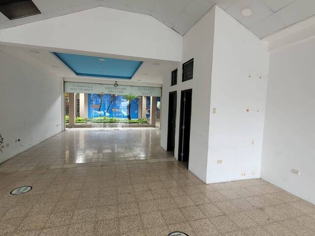 Local comercial en alquiler 72m2 - Centro Comercial Garzocen