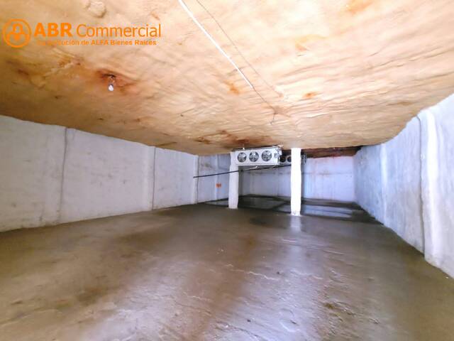 Venta Bodegas capacidad almacenaje 40 contenedores -Av. Juan