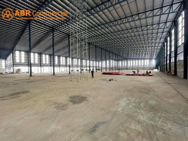 En alquiler Ofibodega Industrial 2000m² - Vía a Daule Vía P