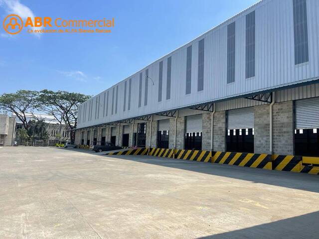 En alquiler Ofibodega Industrial 2000m² - Vía a Daule Vía P